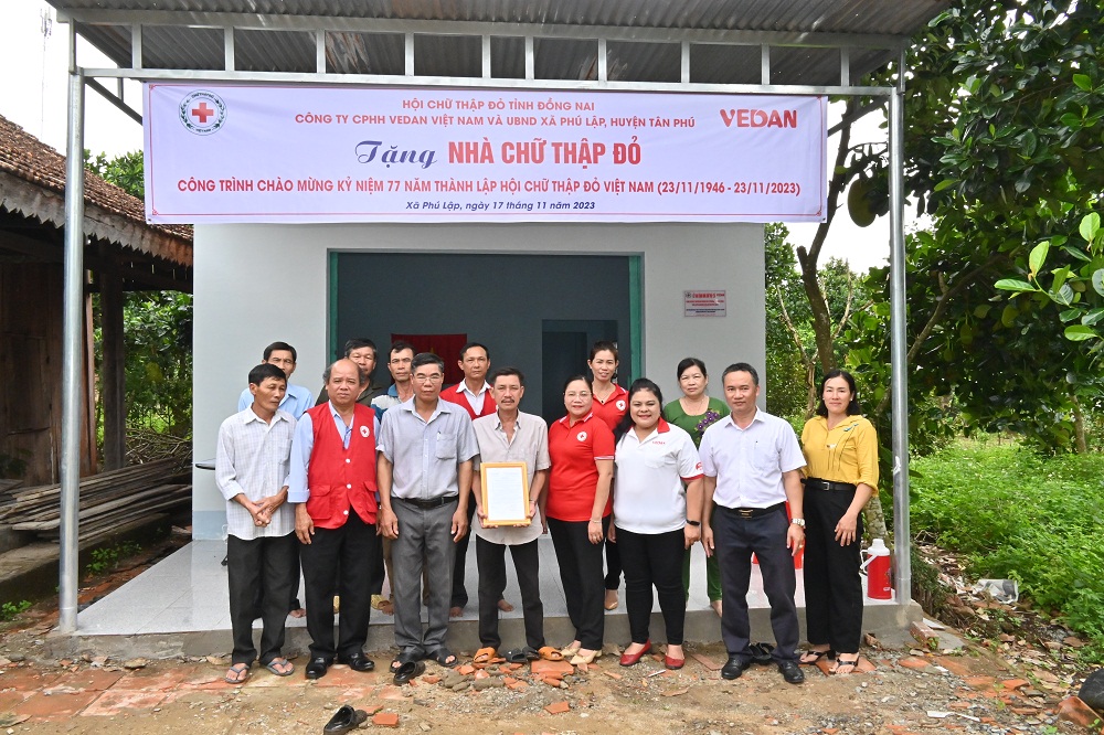Bà Nguyễn Thu Thủy - Phó giám đốc Đối ngoại Công ty Vedan (thứ 3 phải qua) trao tặng nhà CTĐ cho gia đình ông Nguyễn Văn Hòa - Ảnh: Vedan