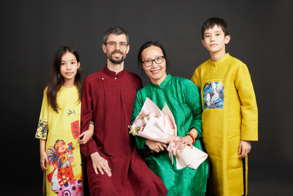 Quỳnh Iris, Bertrand de Prelle và 2 con trong trang phục áo dài Việt Nam