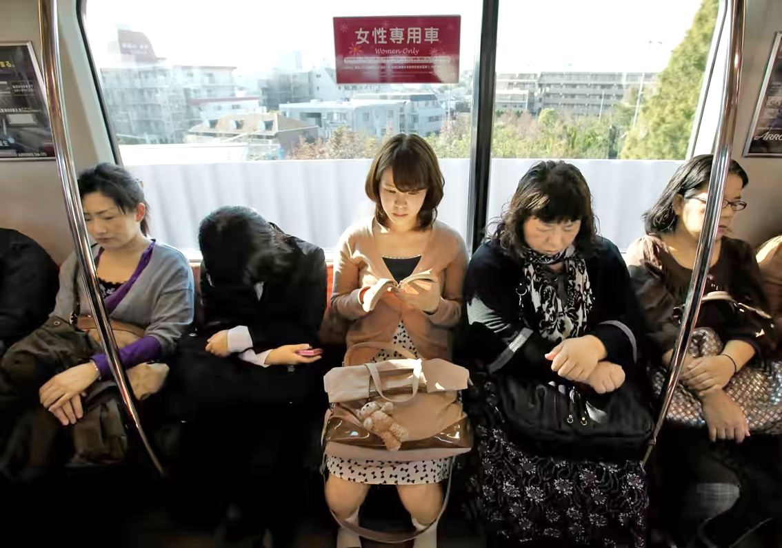 Một toa tàu dành riêng cho hành khách nữ ở Nhật Bản - Nguồn ảnh: Reuters