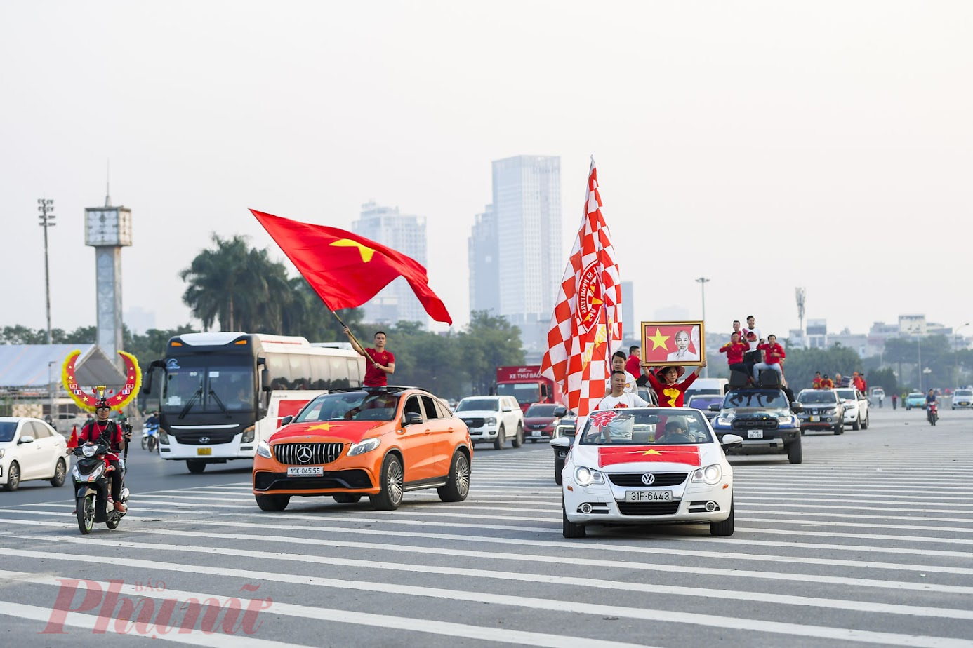 Không chỉ có các cổ động viên Hà Nội, nhiều cổ động viên từ nhiều tỉnh, thành khác cũng đã có mặt tại Mỹ Đình để tiếp lửa cho ĐTQG Việt Nam, tạo không khí vô cùng náo nhiệt.