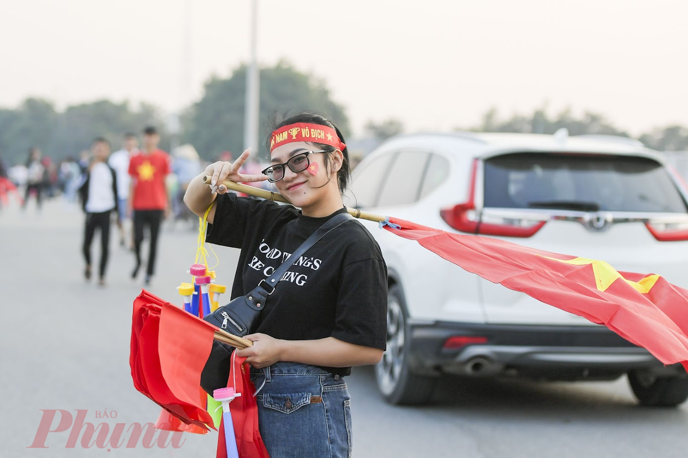 Nhiều tiểu thương cũng tranh thủ bán các mặt hàng cổ vũ trận đấu như: cờ, kèn, băng rôn…