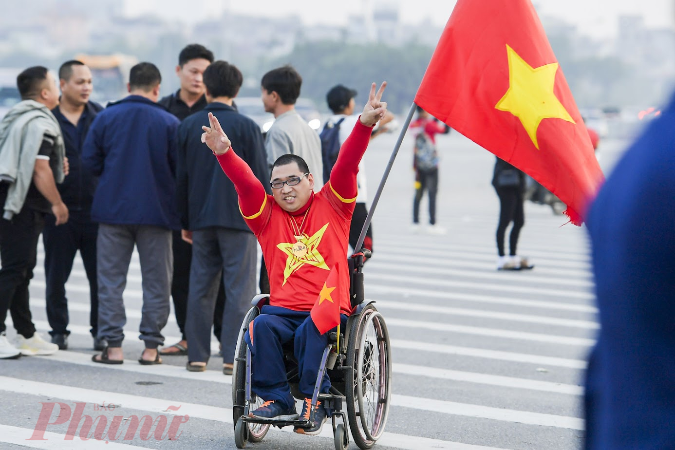 Các cổ động viên nhảy, múa và cùng hô vang Việt Nam chiến thắng để tiếp thêm động lực cho toàn đội. 