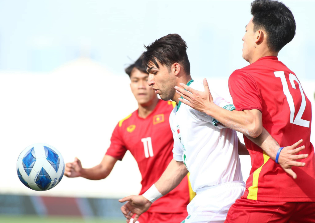 Việt Nam (đỏ) và Iraq trong trận hòa 0-0 ở giải giao hữu U23 Dubai Cup năm 2022 - Ảnh: VFF