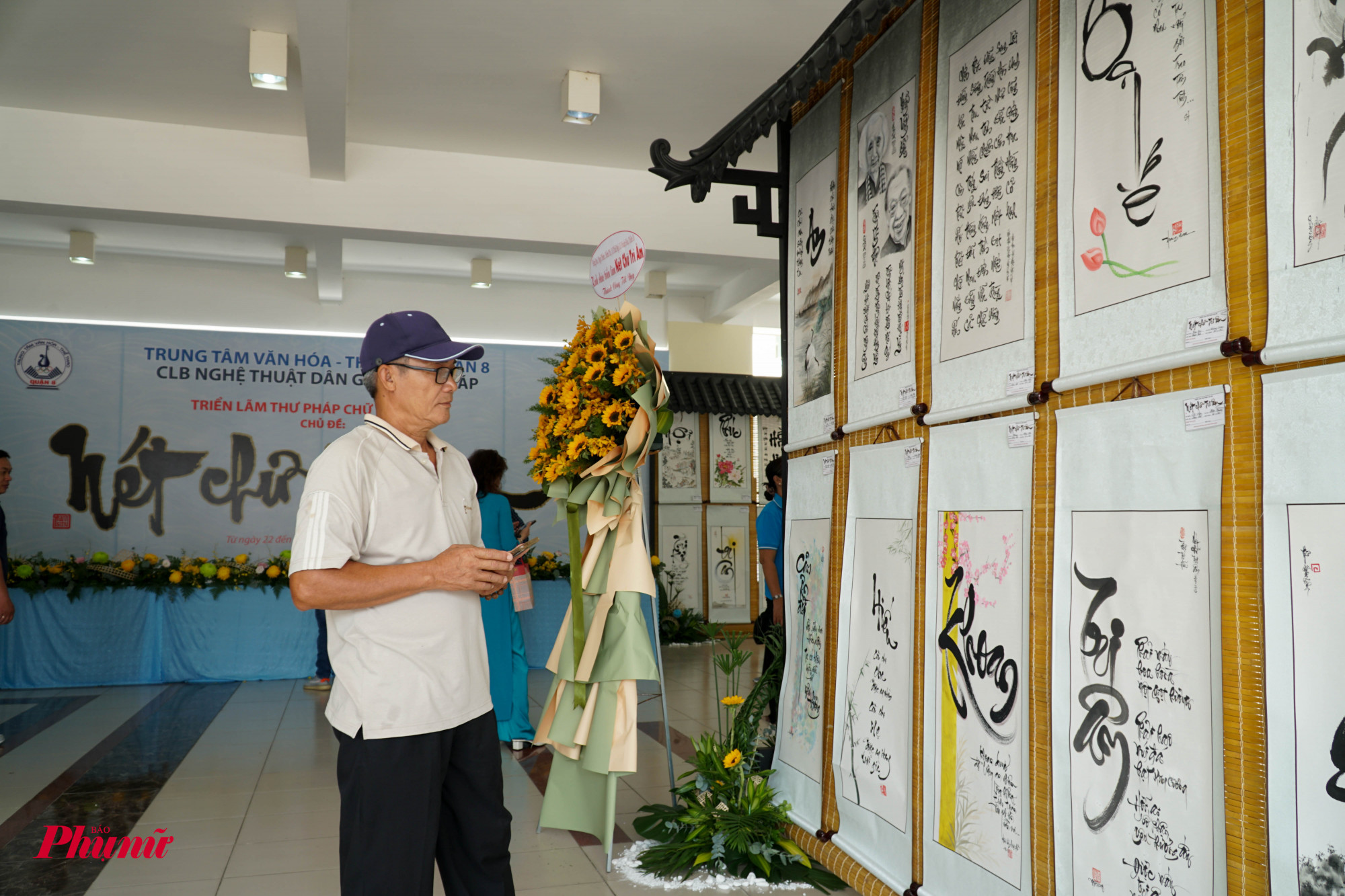 Người dân tham quan, không quên chụp ảnh những kiểu chữ thư pháp hay để tham khảo, học hỏi