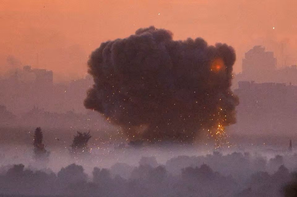 Khói bốc lên sau các cuộc không kích của Israel ở Gaza, nhìn từ miền nam Israel, trong bối cảnh xung đột đang diễn ra giữa Israel và nhóm Hamas của Palestine vào ngày 21/11