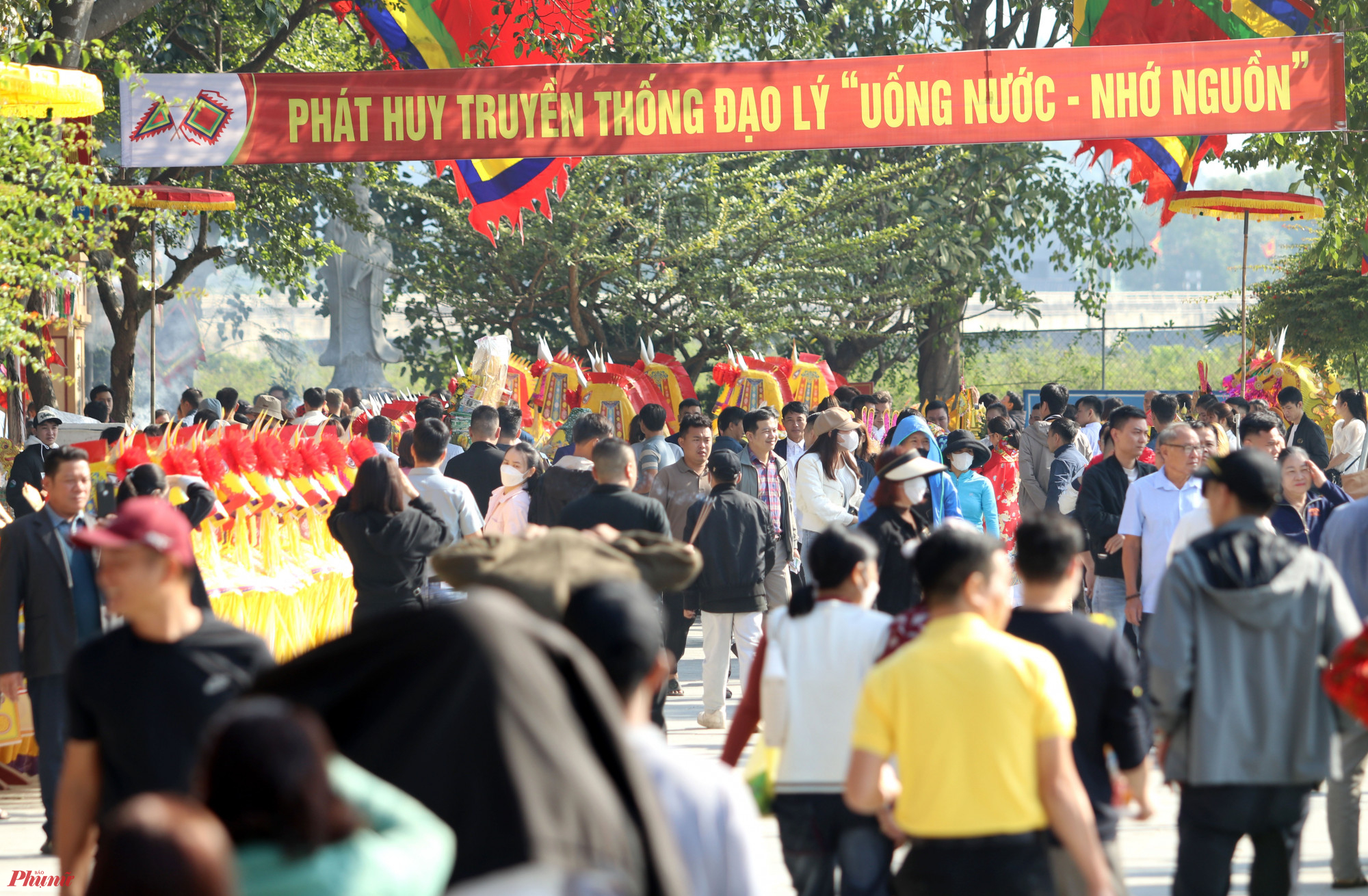 Sáng 22/11, tuyến đường dẫn vào đền ông Hoàng Mười ken đặc du khách. 