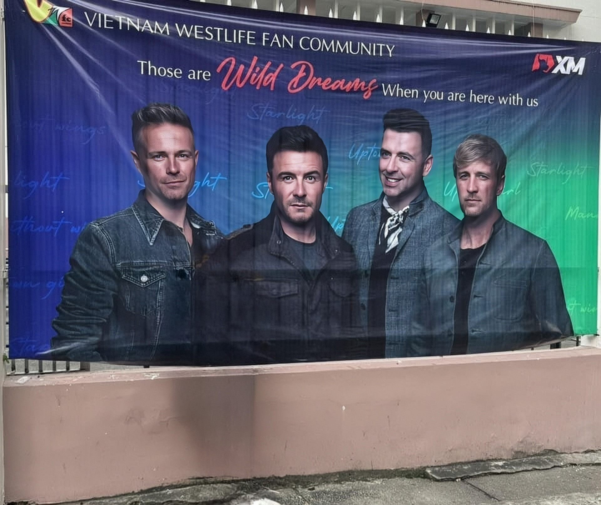 Theo BTC, poster treo bên ngoài sân vận động là của fan club Westlife thực hiện.