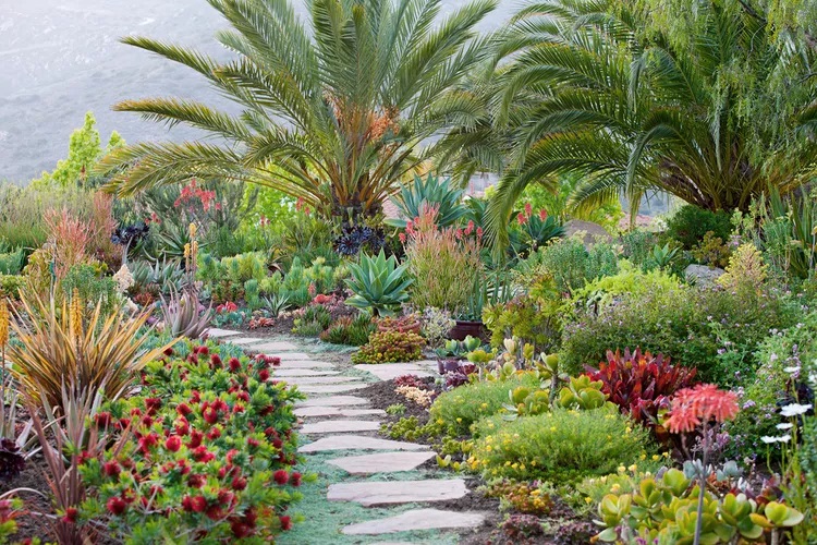 Một bãi cỏ rộng rãi nhạt nhẽo có thể được biến thành một cảnh quan hấp dẫn bằng cách thêm một hoặc nhiều luống vườn để thêm màu sắc, kết cấu—và sự thú vị tổng thể—cho tài sản của bạn. Một chiếc giường trong vườn có thể có nhiều hình thức. Ví dụ: bạn có thể tạo một hòn đảo cây bụi đơn giản bao gồm những bụi cây đang nở hoa và có thể là một cây cảnh nhỏ để tạo nét trang nhã, tinh tế. Hoặc nếu bạn muốn tạo ấn tượng nổi bật hơn, bạn có thể lấp đầy luống trồng những loại hoa hàng năm rất tươi sáng, có màu sắc tươi sáng từ đầu mùa xuân đến cuối mùa thu. Và ngày nay, việc sử dụng luống trong vườn để trồng rau và các loại thực phẩm khác là hoàn toàn có thể chấp nhận được.  Nhưng hình thức phổ biến nhất là vườn biên giới hỗn hợp, theo truyền thống có thể chứa một hoặc hai cây bụi nhỏ, một số cây hàng năm để có màu sắc lâu dài, nhưng chủ yếu là hoa lâu năm với nhiều kích cỡ khác nhau và thời kỳ nở hoa khác nhau. Một khu vườn như vậy thường được mô tả đơn giản là “biên giới lâu năm”. Nó rất dễ tạo ra và phần lớn niềm vui đến từ việc lập kế hoạch.