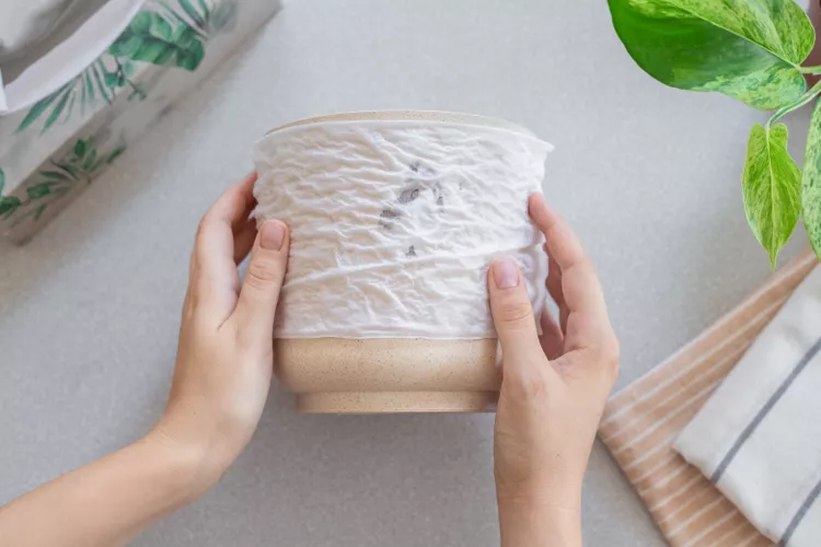 Ngâm khu vực Nhúng khăn giấy vào giấm rồi ấn vào miếng dán. Để yên trong vài phút trước khi quay lại để cạo sạch cặn.