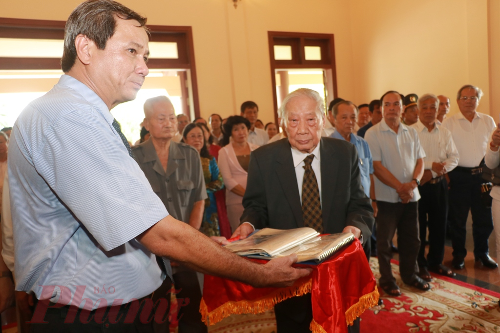 Ông Trần Hữu Phước, trợ lý Thủ tướng Chính phủ Võ Văn Kiệt lúc sinh thời, tặng hiện vật là các bức thư và tài liệu quý của Thủ tướng Võ Văn Kiệt