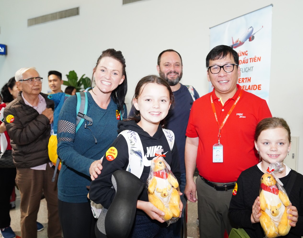 Ông Đinh Việt Phương - Tổng giám đốc Vietjet - chào đón những hành khách đầu tiên từ TPHCM đi Perth, Adelaide - Ảnh: Vietjet