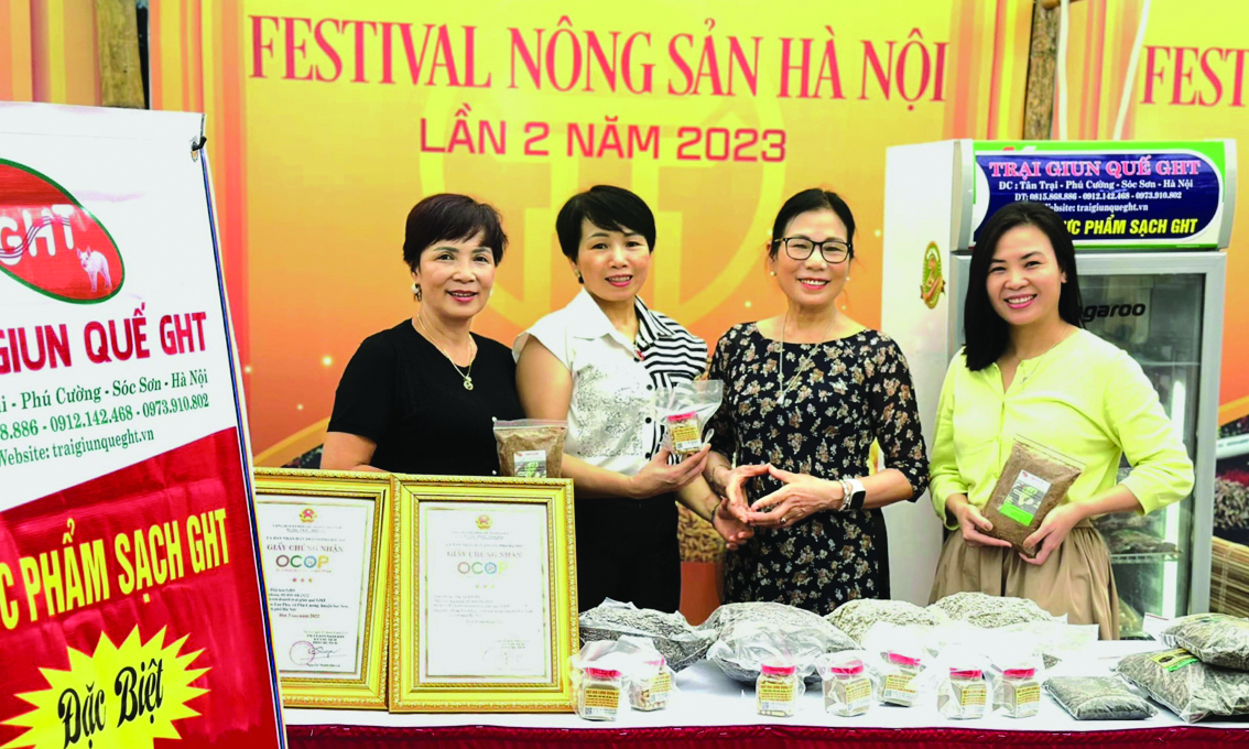 Bà Nguyễn Thị Liên (thứ hai từ phải qua) giới thiệu sản phẩm chăn nuôi tại Festival nông sản Hà Nội năm 2023 ẢNH: MINH TUỆ