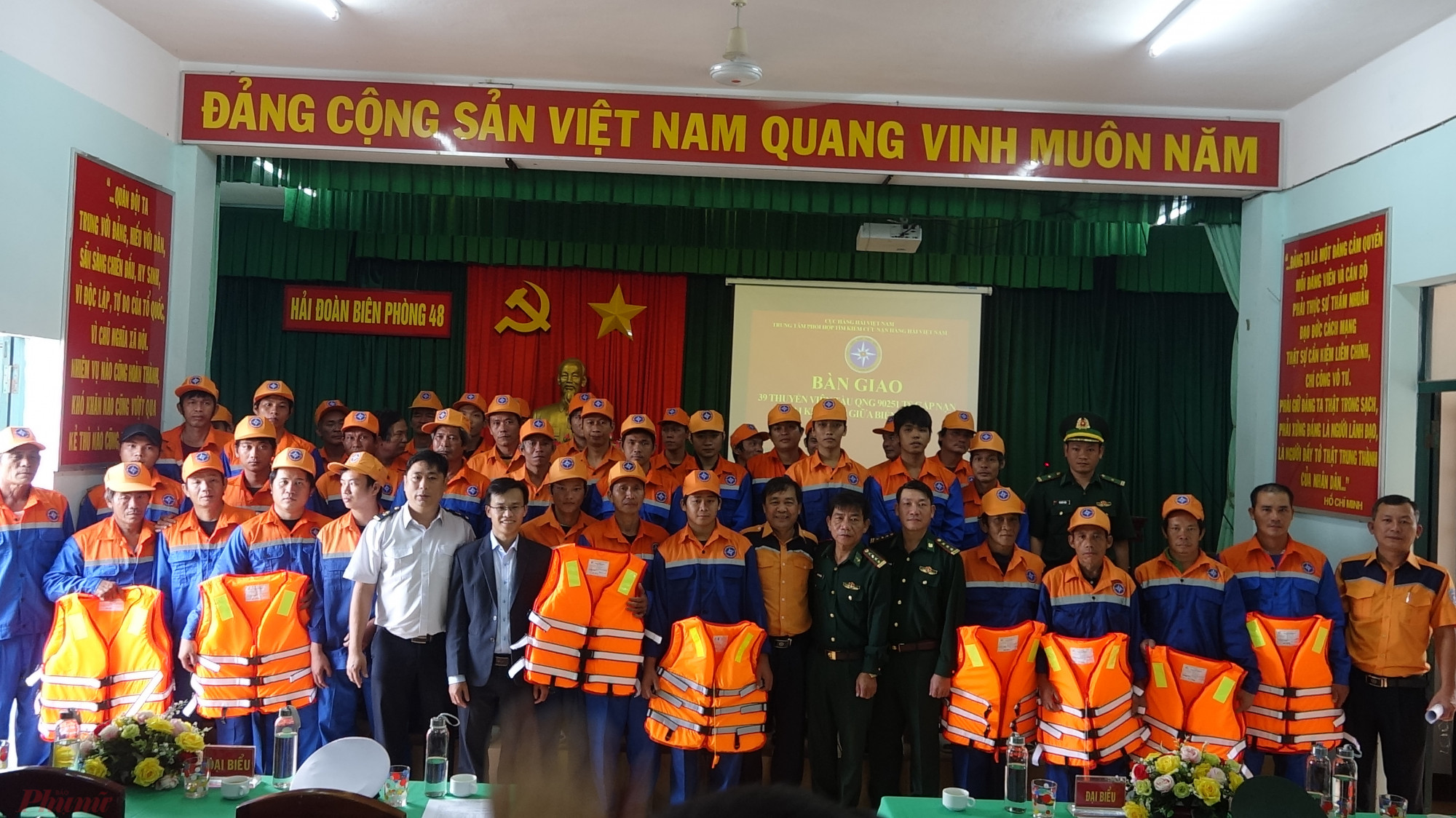 Các ngư dân được cứu nạn đưa vào bờ an toàn