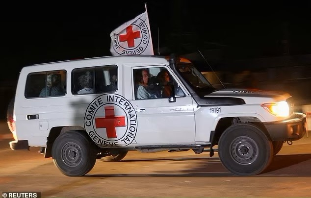 Hình ảnh về xe chở con tin của Hội Chữ thập đỏ Quốc tế khi đi đến Ngã tư Rafah