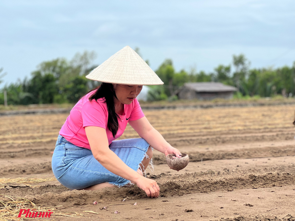 Du khách mê tít khi được chính tay mình trồng những cây hành, thực hành như một người nông dân thực thụ.