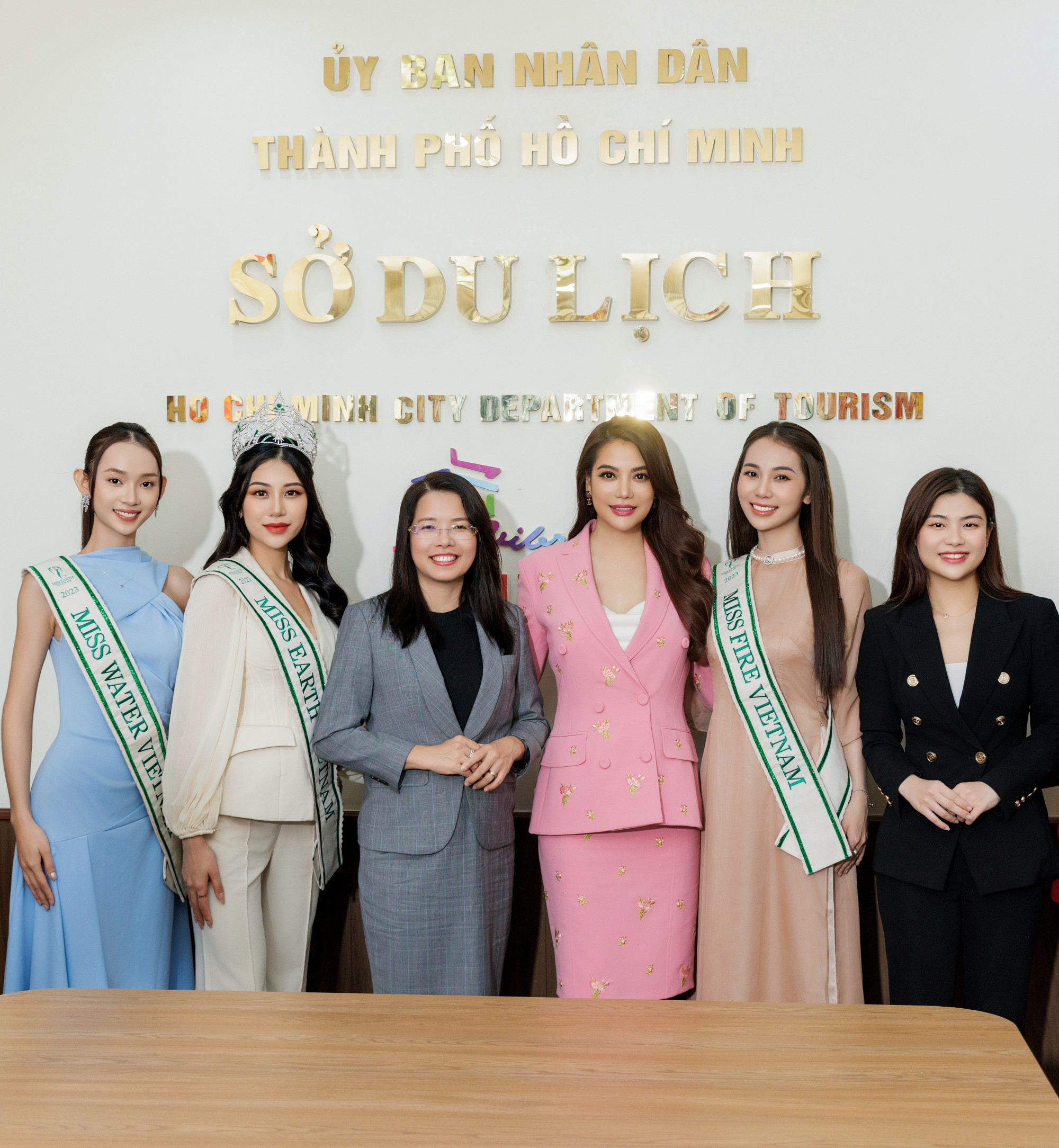 Bà Ánh Hoa (thứ 3 từ trái qua) cùng diễn viên Trương Ngọc Ánh và các người đẹp của Miss Earth Vietnam 2022 tại buổi lễ ký kết hợp tác