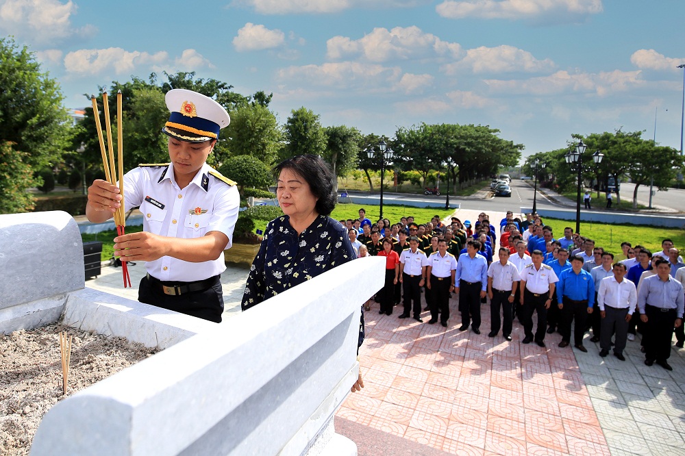 Các đại biểu đã đến dâng hoa, dâng hương, tưởng niệm Chủ tịch Hồ Chí Minh, Đại tướng Võ Nguyên Giáp và các anh hùng liệt sĩ tại Khuôn viên Văn hóa Vùng 2 Hải quân - Ảnh: SATRA