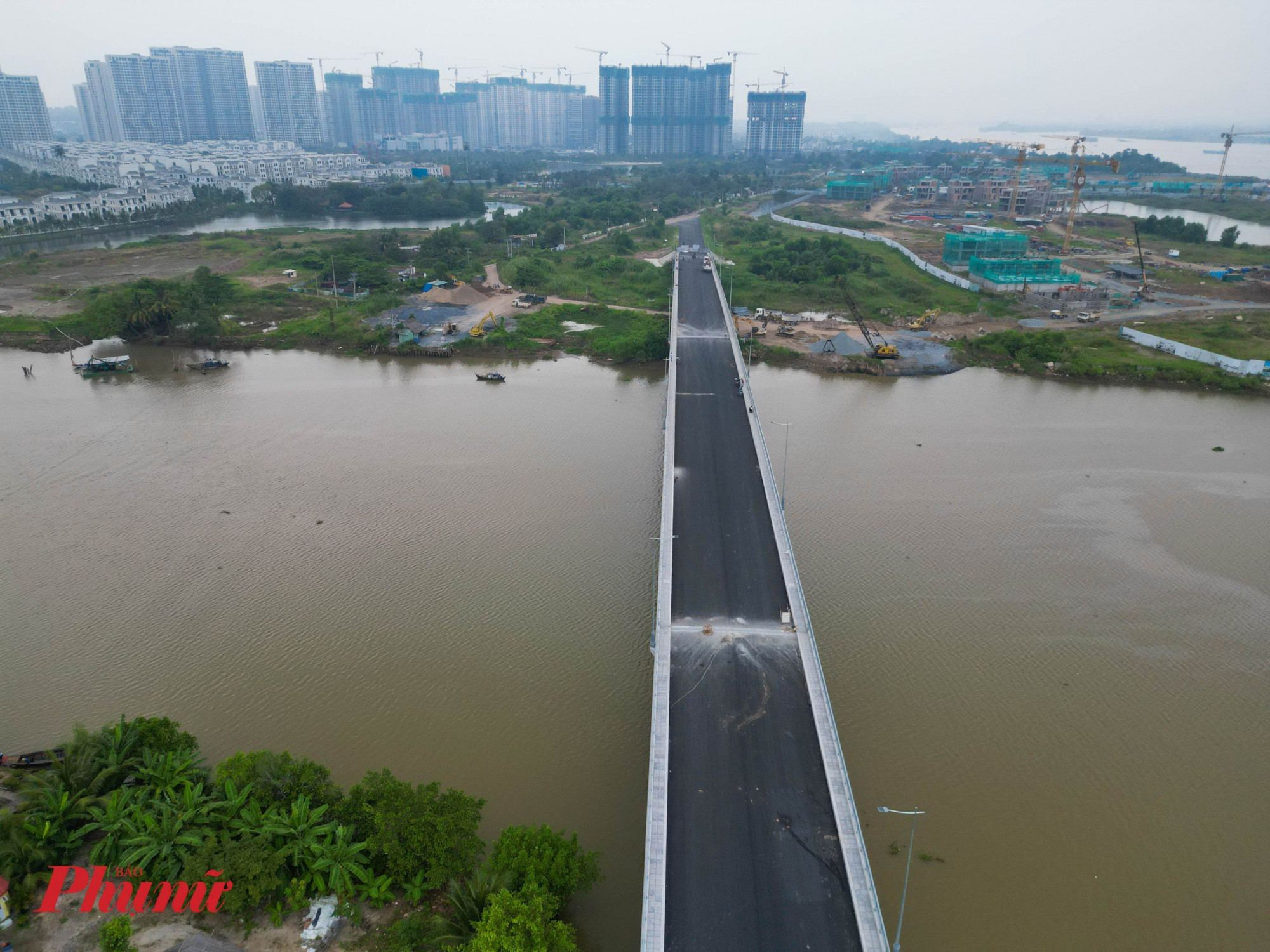 Bên kia cầu Long Đại là phường Long Bình và đối diện là khu siêu đô thị rất lớn.