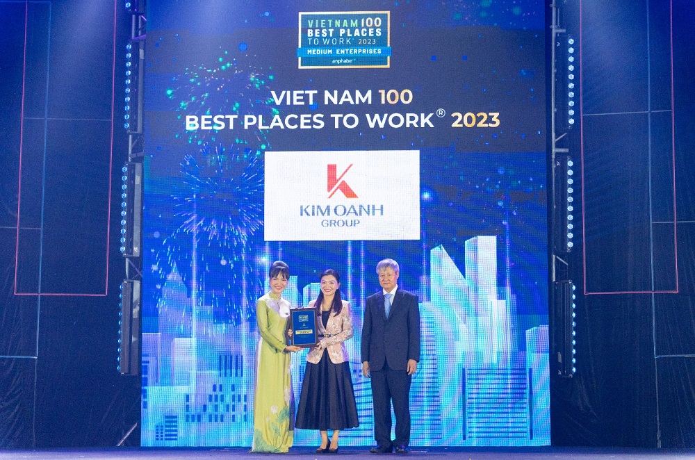 Bà Nguyễn Ngọc Ánh (giữa) - Phó chủ tịch Hội đồng quản trị Kim Oanh Group nhận giải Top 100 nơi làm việc tốt nhất Việt Nam - Ảnh: Kim Oanh Group