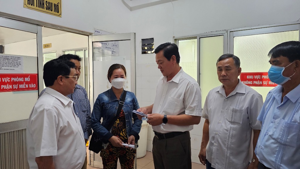 Lãnh đạo huyện Trà Ôn đến bệnh viện thăm hỏi, động viên gia đình đại úy Trần Hoàng Ngôi