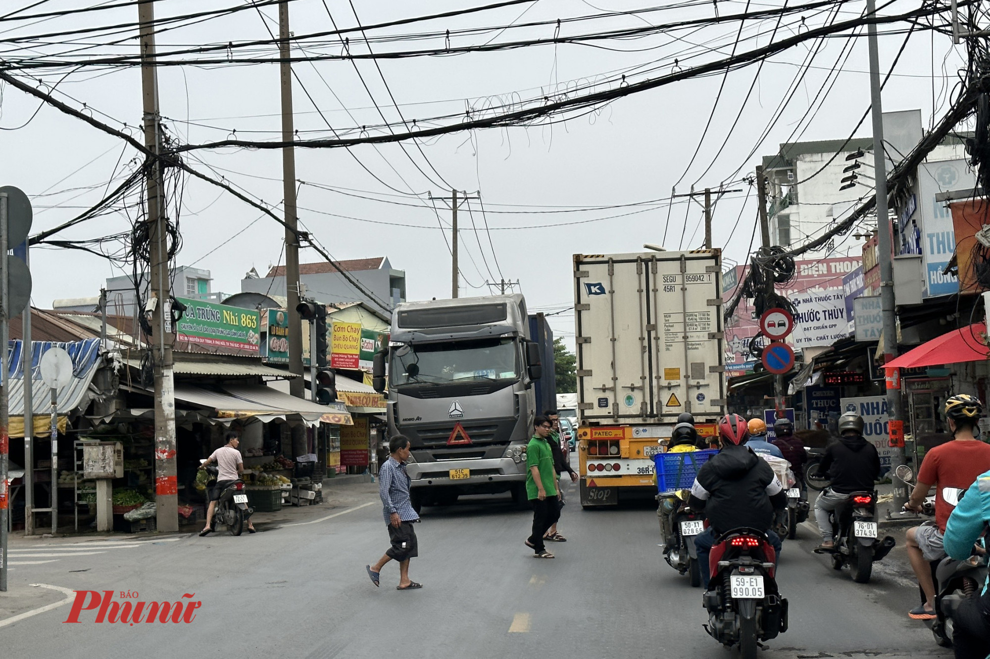 Người đi đường gần như phải liều mình đề có thể qua được bên kia đường