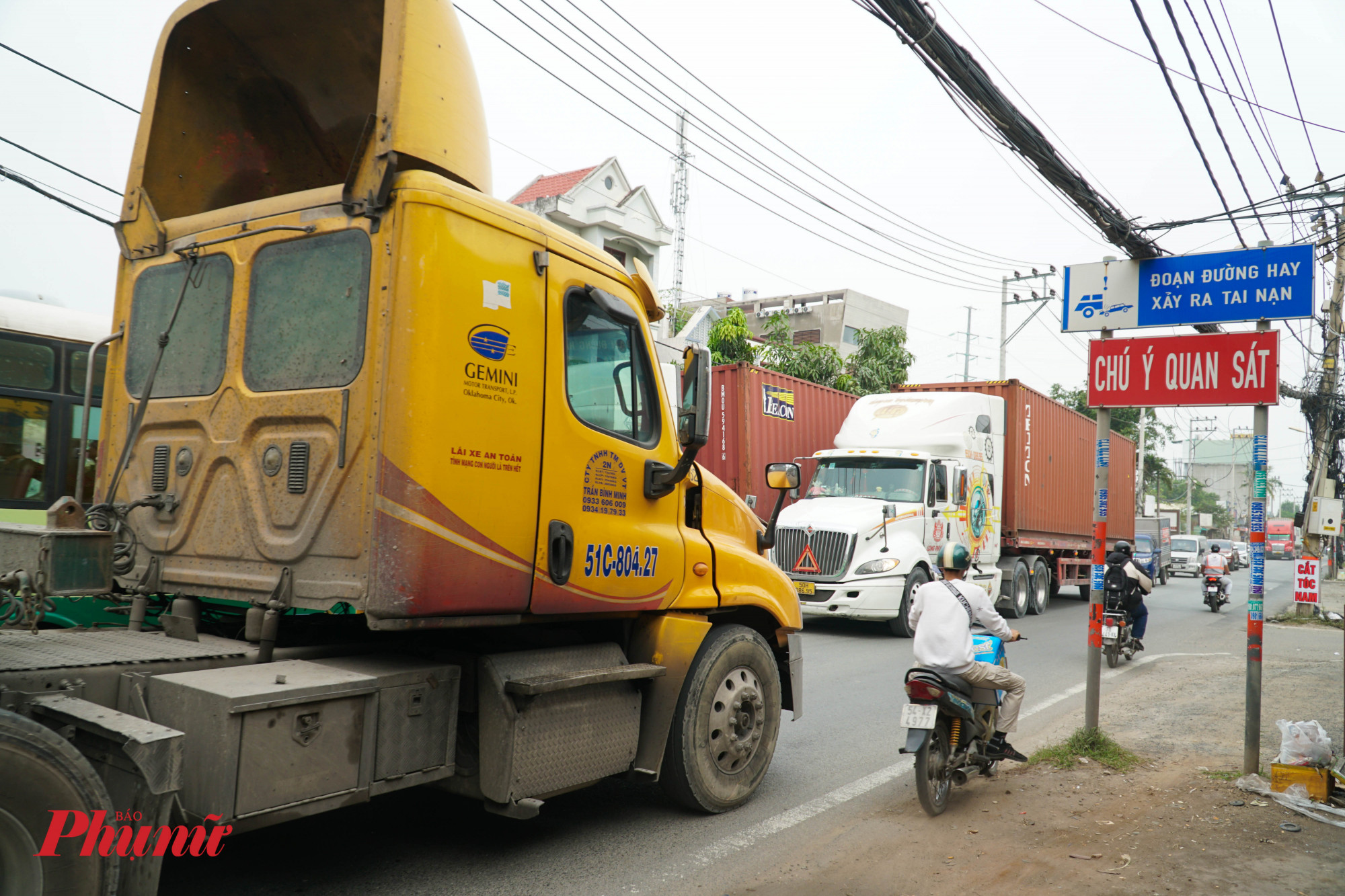 Dọc tuyến đường, luôn có những cảnh báo nguy hiểm, nhằm cảnh báo người dân khi lưu thông