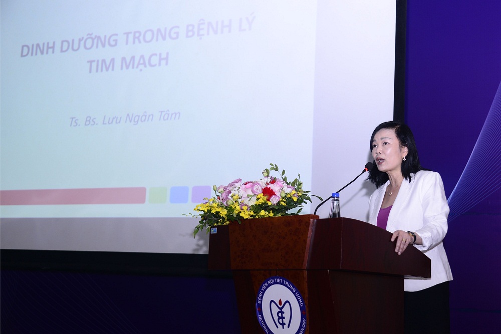 Tiến sĩ - bác sĩ Lưu Ngân Tâm, Trưởng khoa Dinh dưỡng Bệnh viện Chợ Rẫy (TPHCM) - chia sẻ tại khóa tập huấn Chăm sóc dinh dưỡng bệnh lý do Vinamilk cùng CLB Điều dưỡng trưởng Việt Nam tổ chức - Ảnh: Vinamilk