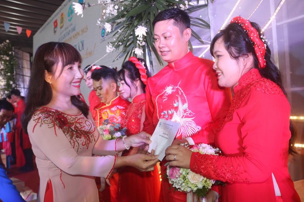 Nhân chương trình, Hội LHPN TPHCM tặng mỗi cặp đôi 1 phần quà trị giá 500.000 đồng. Trong ảnh là bà Trịnh Thị Thanh - Phó chủ tịch Hội LHPN TPHCM - đến chia vui, trao quà cho các anh chị. 