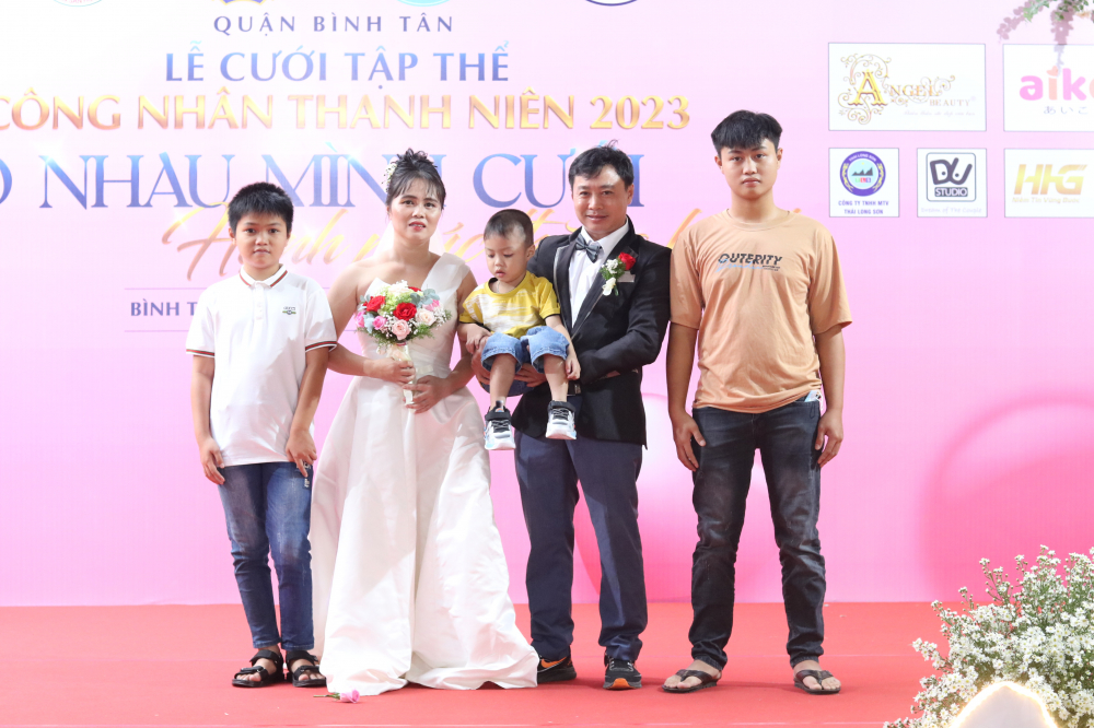 Vợ chồng chị Nguyễn Thị Hiền - anh Nguyễn Duy Hùng cùng 3 người con trai. 