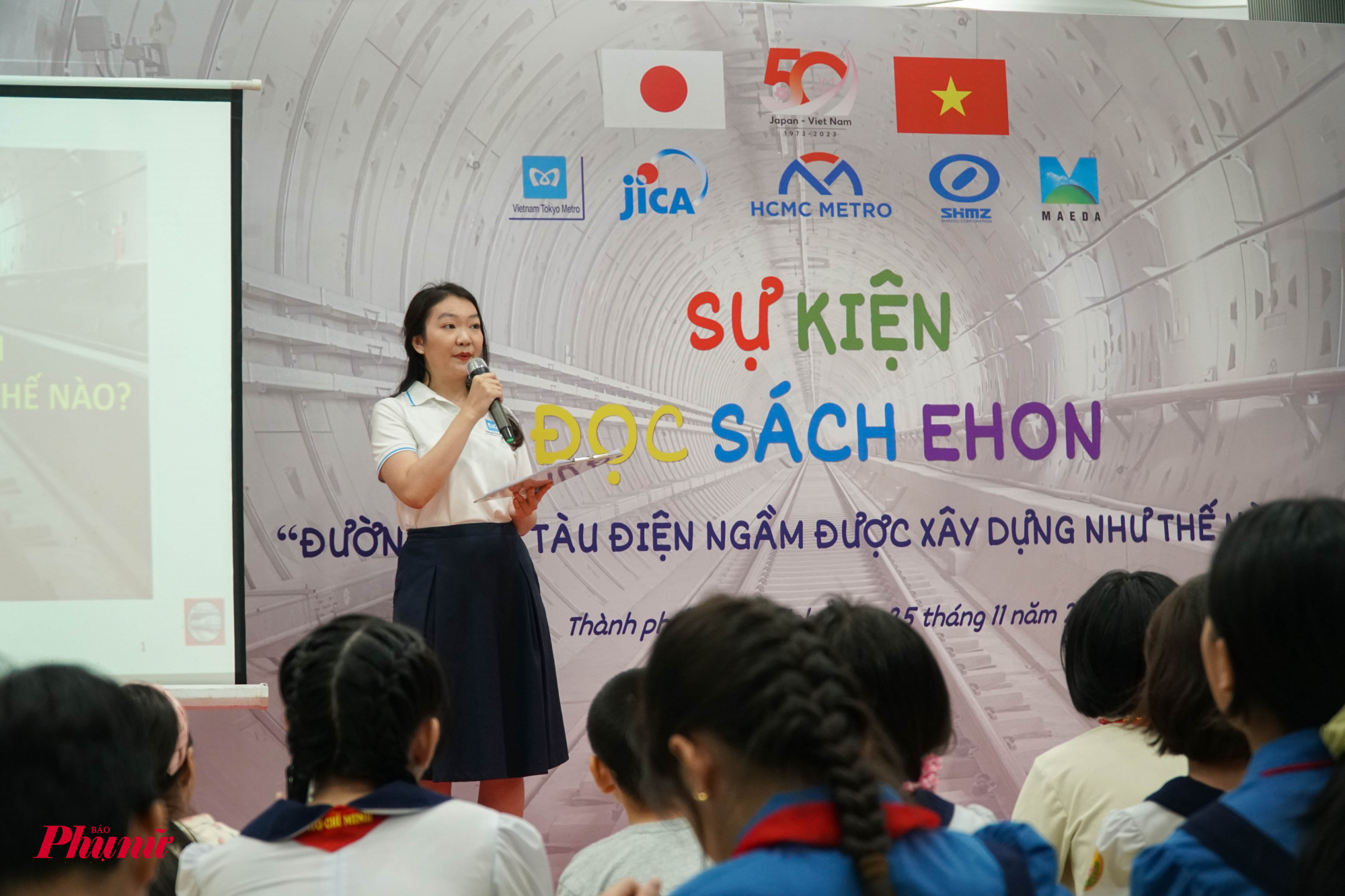 Bên dưới nhà ga, các em được tham gia chương trình đọc sách Ehon: “Đường hầm tàu điện ngầm được xây dựng như thế nào” 