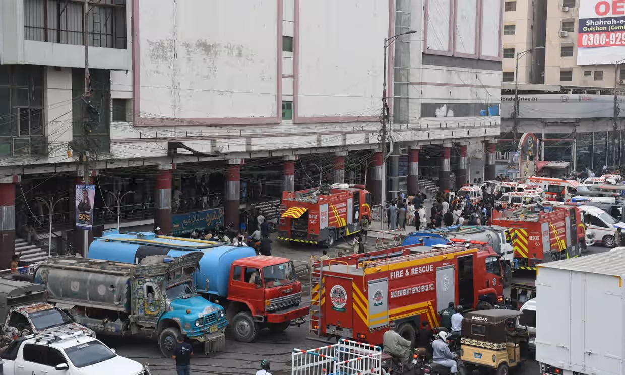 Lực lượng cứu hỏa và cứu hộ tại hiện trường vụ cháy trung tâm mua sắm ở Karachi.