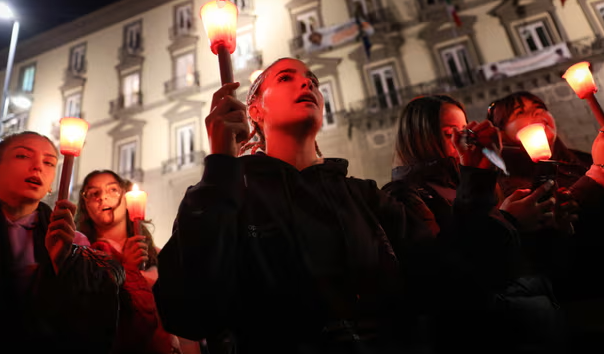 Người biểu tình ở Naples mang đuốc để tưởng nhớ Cecchettin hôm thứ Năm. Ảnh: Alessandro Garofalo/LaPresse/Shutterstock