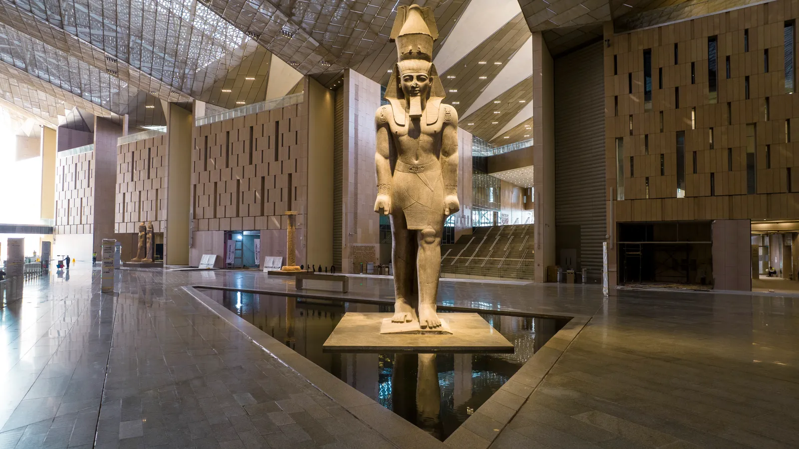 Ngôi nhà mới của Tutankhamun Là một trong những vị Pharaoh quan trọng nhất của Vương triều thứ mười tám của Ai Cập cổ đại – nhờ khối tài sản dồi dào và tài liệu được phát hiện trong ngôi mộ gần như nguyên vẹn của ông vào năm 1922 – Tutankhamen về bản chất có mối liên hệ với cách thế giới nhìn nhận lịch sử Ai Cập. Giờ đây, toàn bộ kho báu của anh ta sẽ được tiết lộ cho thế giới. Từ những đồ vật được định sẵn để dọn đường cho ông ở thế giới bên kia, đến quần áo, đồ trang sức và xe ngựa được sử dụng trong suốt cuộc đời của ông, tất cả 5.000 đồ vật từ lăng mộ của ông sẽ được trưng bày lần đầu tiên tại hai phòng bảo tàng khổng lồ. Nhìn chung, Bảo tàng Grand Ai Cập sẽ trưng bày hơn 100.000 hiện vật.  Vậy khi nào Bảo tàng Grand Ai Cập sẽ mở cửa?
