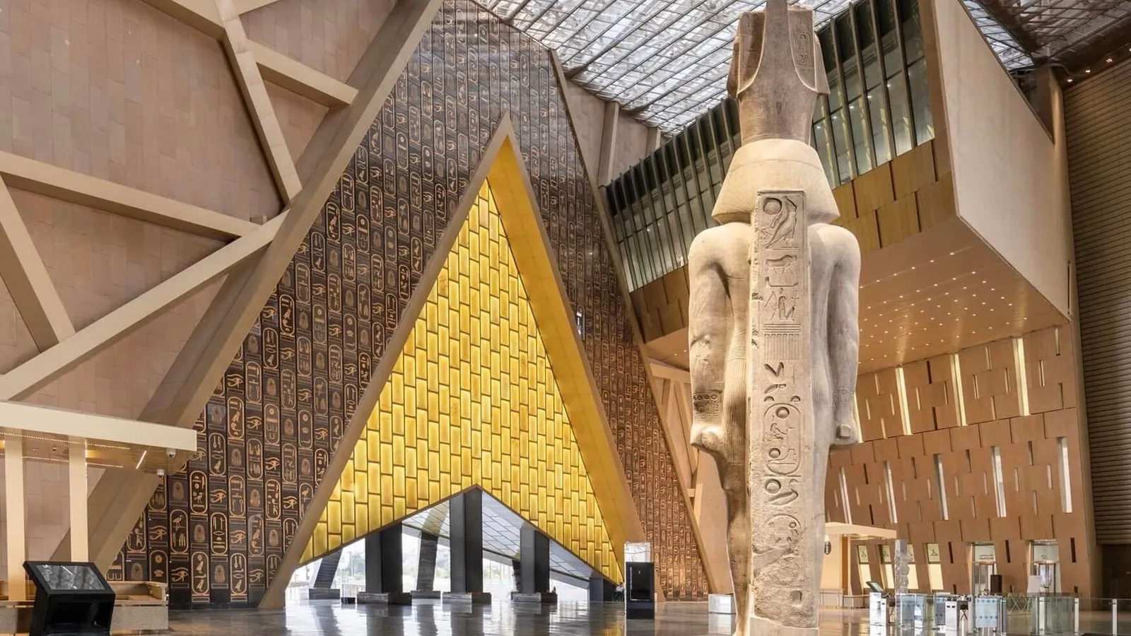 Nằm trên diện tích sàn 484.000 feet vuông, bảo tàng tỷ đô có 12 phòng triển lãm. Du khách sẽ được chào đón bởi một sân trước hoành tráng, quy mô của nó được điều chỉnh để khơi gợi phản ứng cảm xúc giống như việc đứng trước các kim tự tháp. Bên trong, sảnh cao vút của bảo tàng được đánh dấu bằng bức tượng cao 36 foot, 3.200 năm tuổi của Pharaoh Rameses II của Ai Cập. Một cầu thang lớn dẫn lên cao nguyên, từ đó, qua các phòng trưng bày, con mắt sẽ hướng ra bên ngoài, hướng tới những kỳ quan cổ xưa. Được tích hợp liền mạch vào quy hoạch tổng thể của bảo tàng, một loạt khu vườn tạo ra một vi khí hậu thuận lợi.