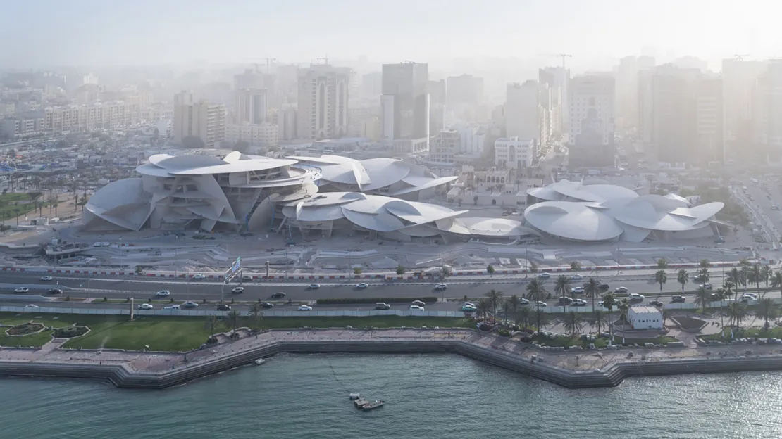Bảo tàng Quốc gia Qatar, 434 triệu USD (Doha, Qatar) Lấy cảm hứng từ một trong những hiện tượng tự nhiên mê hoặc nhất ở Trung Đông—hoa hồng sa mạc, một hỗn hợp khoáng chất nơi các tinh thể có hình dạng bông hoa—bảo tàng rộng 430.000 foot vuông do Jean Nouvel thiết kế này là nơi có 11 phòng trưng bày cố định.  Nằm đối diện với corniche ở Doha, cấu trúc đan xen của bảo tàng đan xen vào và ra khỏi khu bờ sông lịch sử, hòa nhập và hồi sinh khu vực lân cận theo vô số cách.