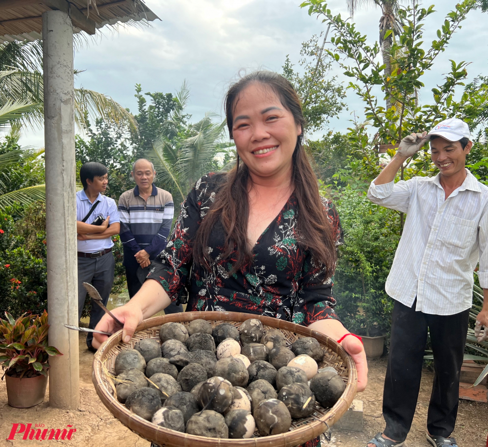 Trứng nướng đất trong rơm là một trong những món đặc trưng của người miền Tây, nhất là đứa trẻ vùng quê vào những mùa vịt chạy đồng, 