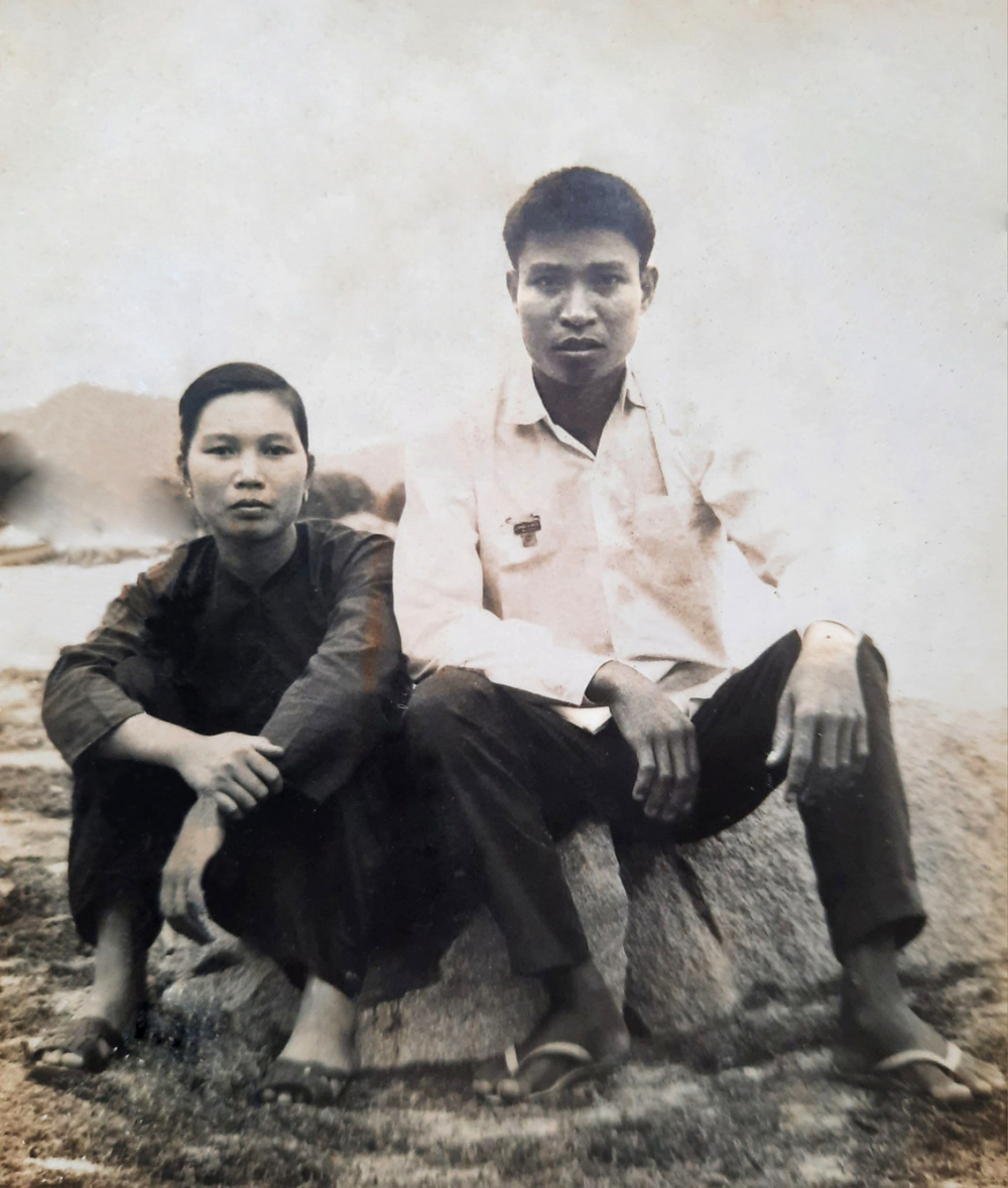 Ba mẹ tác giả chụp tại Côn Đảo năm 1972, trong lần duy nhất  mẹ đi thăm ba. Khi ra tù, về nhà, ba mang theo tấm ảnh này, đưa cho mẹ giữ