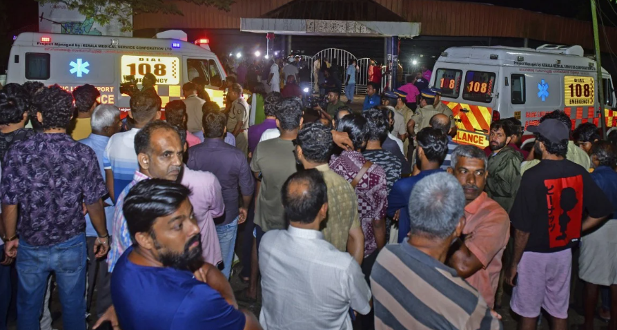 Mọi người tụ tập bên ngoài địa điểm sau vụ giẫm đạp tại buổi hòa nhạc tại Đại học Khoa học và Công nghệ Cochin ở bang Kerala, Ấn Độ vào thứ Bảy. Vụ việc khiến 4 người thiệt mạng và hàng chục học sinh bị thương. Ảnh: AP