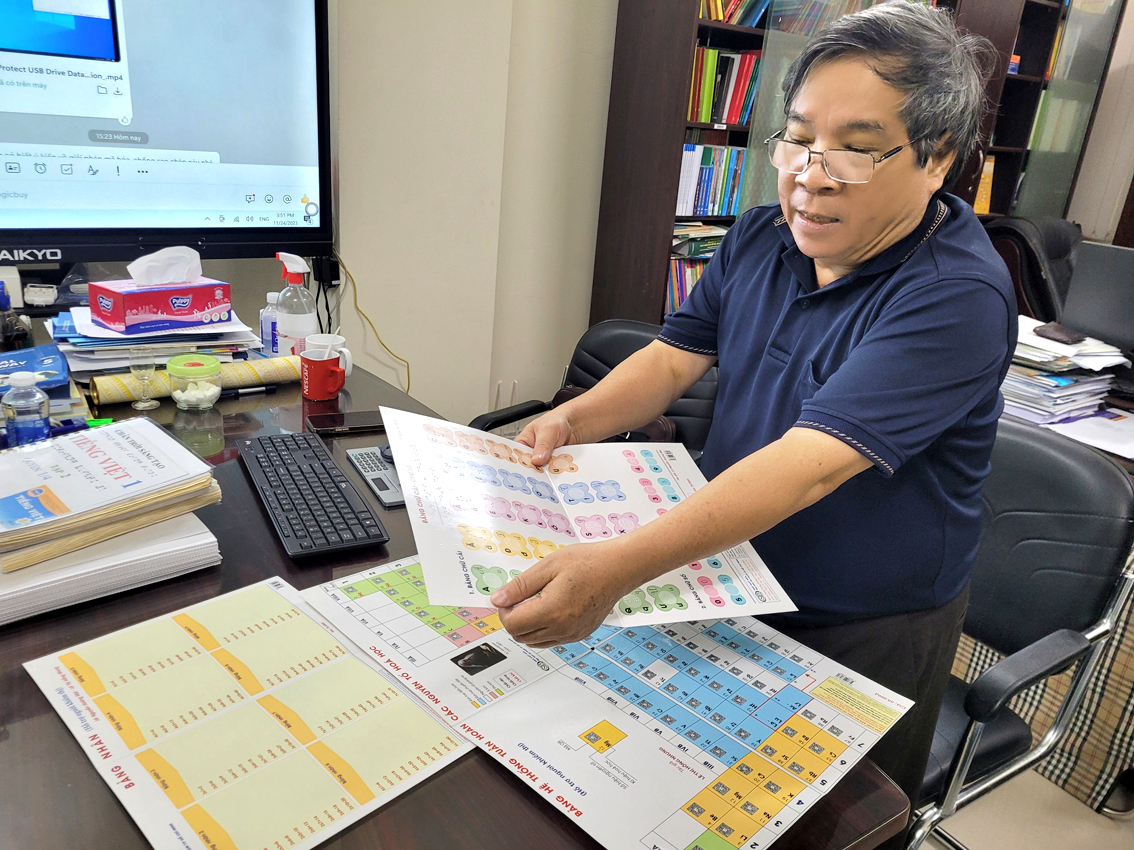 Ông Lê Thanh Hà giới thiệu về các sản phẩm chữ nổi đã được xuất bản - ẢNH: THU LÊ