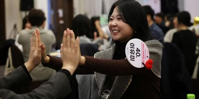 Cô Lee Yu-mi, người làm việc cho chính quyền thành phố, cho biết cô đã phải nộp đơn ba lần để cuối cùng có được một suất tham dự sự kiện. ẢNH: REUTERS