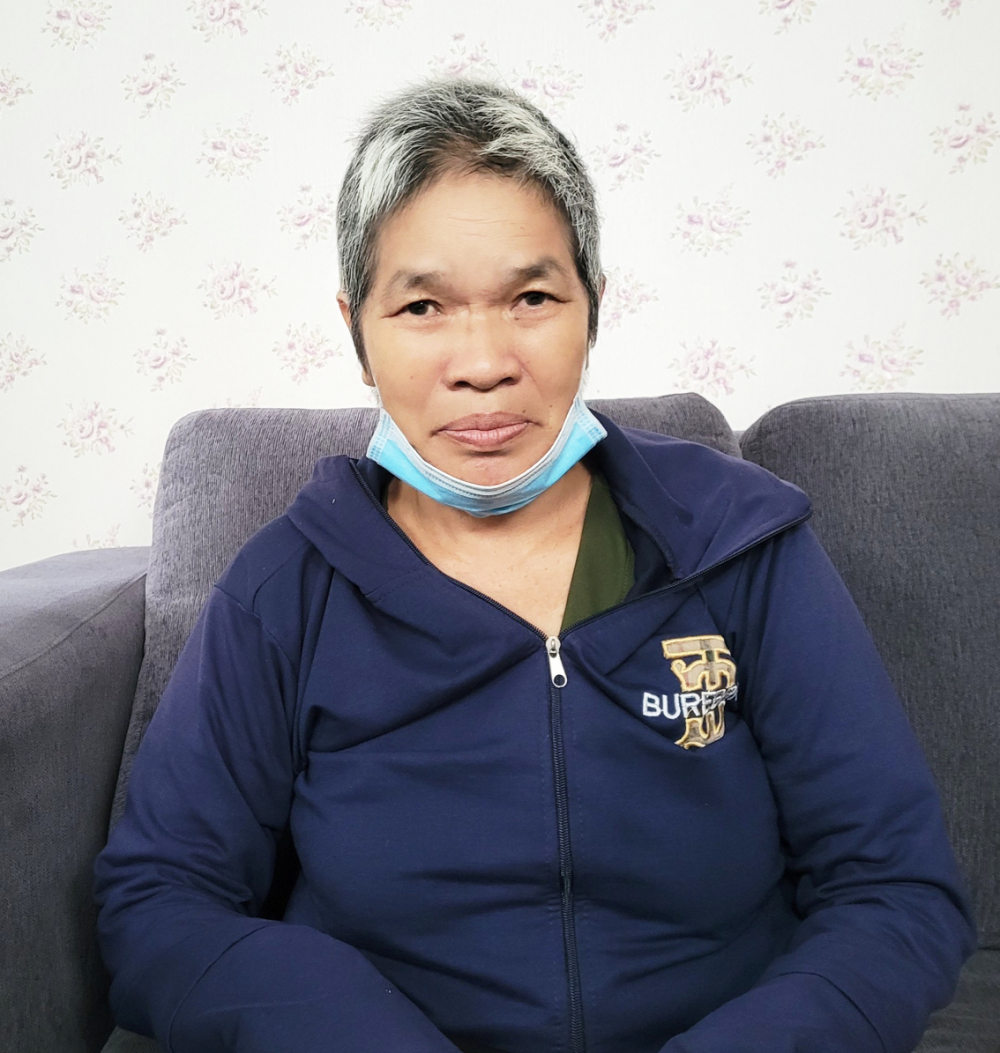 Bà Nguyễn Thị Miện chuẩn bị cho đợt phẫu thuật khi số tiền vay mượn chữa bệnh đã cạn