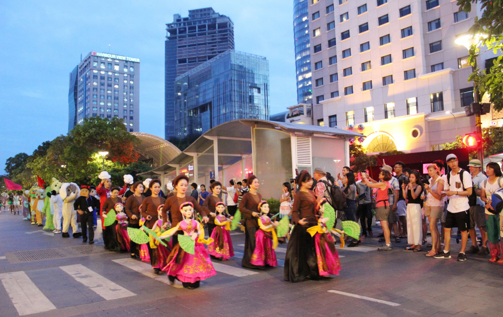 Festival múa rối có nhiều chương trình biểu diễn và diễu hành đường phố.