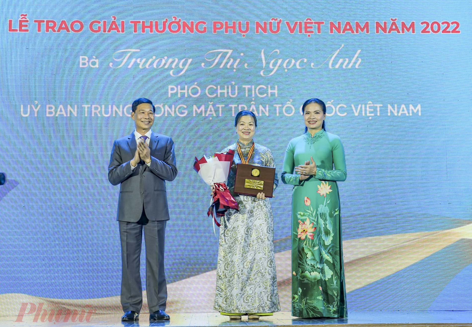 1. Bà Trương Thị Ngọc Ánh, Phó Chủ tịch Uỷ ban Trung ương Mặt trận tổ quốc Việt Nam nhận nhận Giải thưởng Phụ nữ Việt Nam năm 2022.