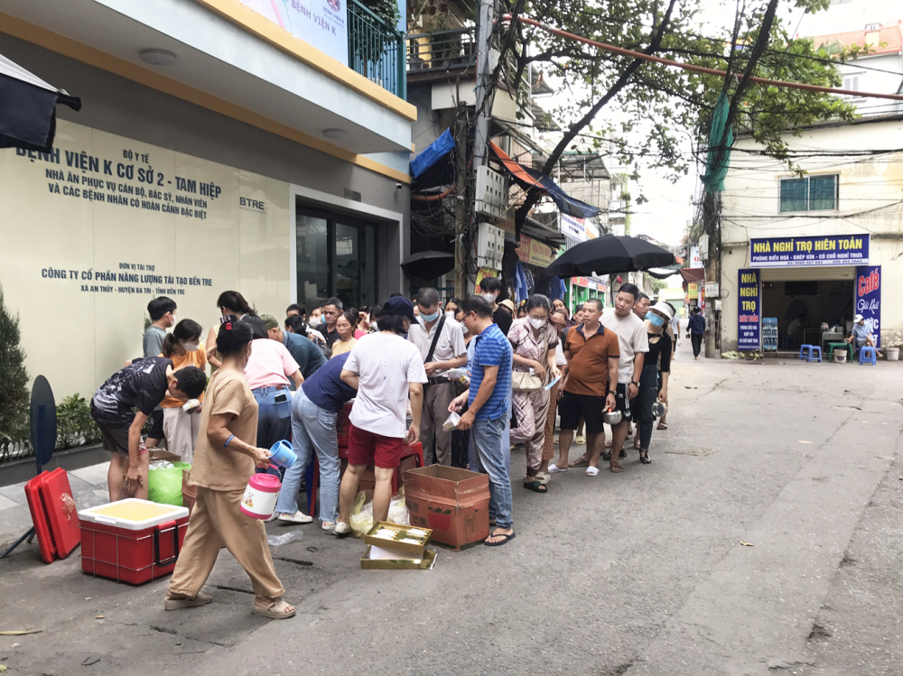 Cảnh phát cơm từ thiện ở cổng cơ sở Bệnh viện K ở xã Tam Hiệp, huyện Thanh Trì, TP Hà Nội - Ảnh: Bảo Khang 