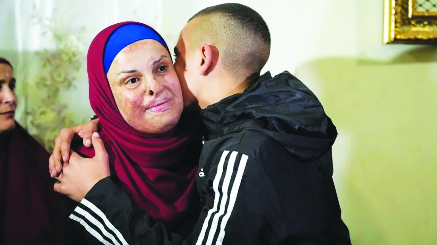 Israa Jaabis nằm trong nhóm tù nhân thứ hai được Israel trả tự do. Cô vui mừng khi được gặp lại cậu con trai sau 8 năm thụ án - Nguồn ảnh: Reuters