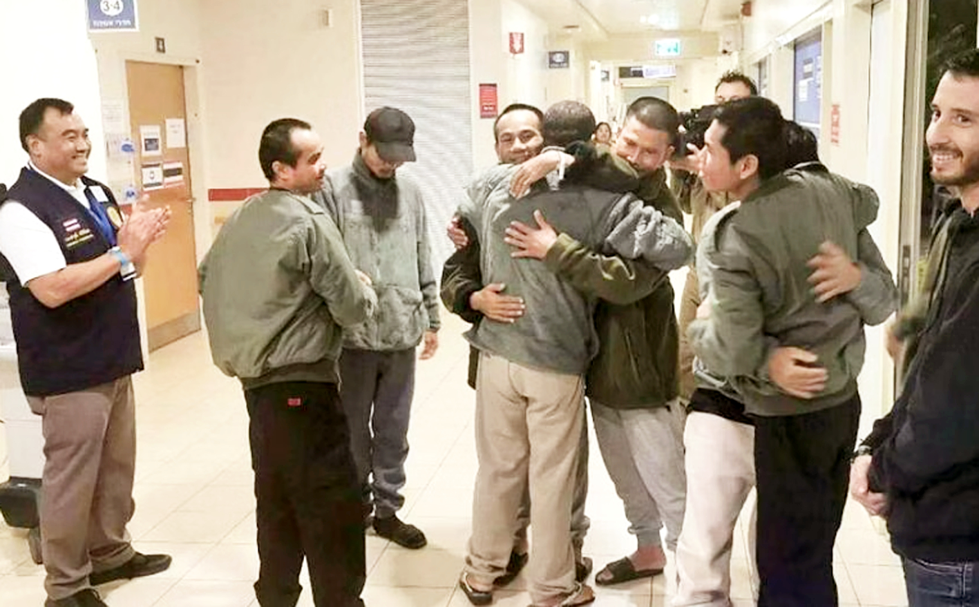 Những công dân Thái Lan bị Hamas bắt làm con tin vui cười và ôm nhau tại Trung tâm Y tế Shamir ở Israel khi được trả tự do sau lệnh ngừng bắn ngày 24/11 - Ảnh: Bộ Ngoại giao Thái Lan