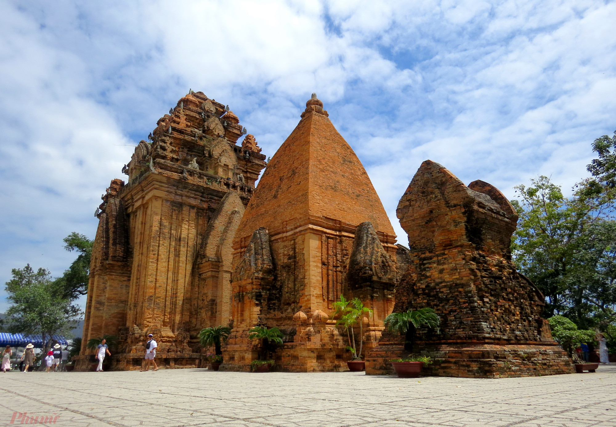           Di tích Tháp Bà Ponagar là công trình kiến trúc, nghệ thuật của Vương quốc Chăm pa cổ. Vật liệu xây dựng bằng gạch nung, xốp, nhẹ và thoát nước rất nhanh, nên hầu như cũng không có hiện tượng rêu bám, các viên gạch chỉ bị bào mòn theo thời gian, phô ra màu đen, thể hiện gạch được nung ở nhiệt độ cao; các viên gạch liền mạch, khít chặt với nhau không để lộ ra mạch kết dính. Đây là điều đặc biệt về kỹ thuật nung gạch và xây dựng tháp Chăm nhưng đã bị thất truyền. Nhiều nhà khoa học nghiên cứu phương pháp làm gạch và xây tháp của người Chăm cổ nhưng đến nay vẫn chưa có một giải đáp thuyết phục