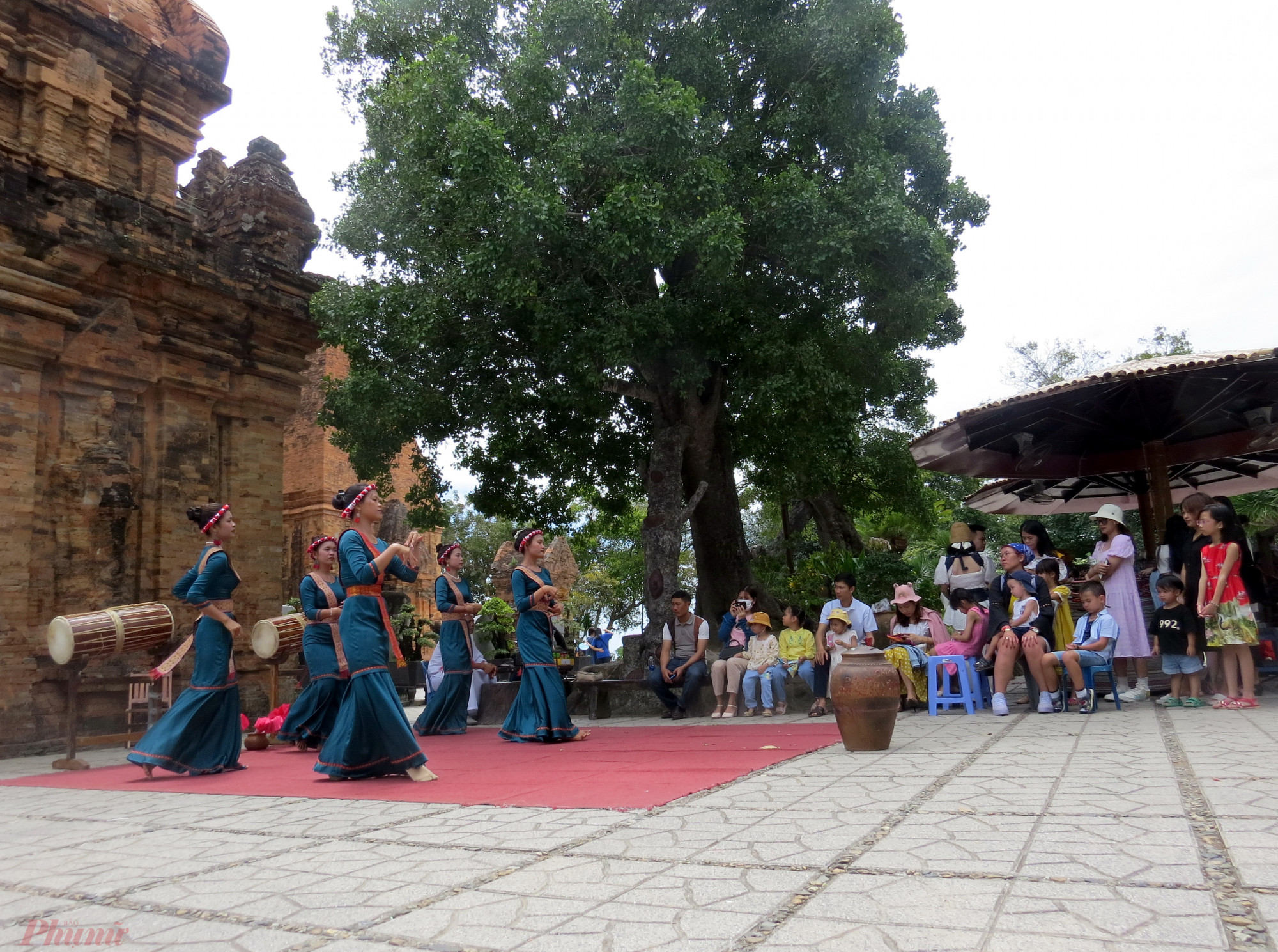 Tại Tháp còn có biểu diễn múa Chăm phục vụ người dân và du khách đến tham quan