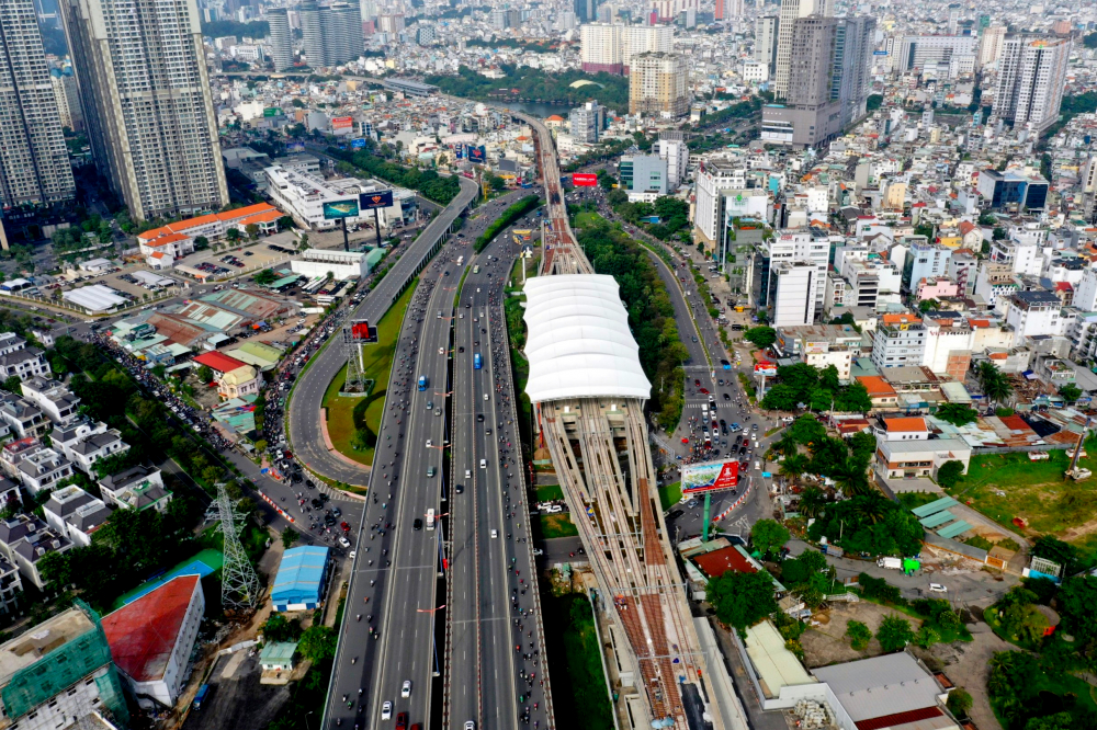 Nhà ga Tân Cảng thuộc tuyến metro số 1 Bến Thành - Suối Tiên, có vị trí cực kỳ đắc địa khi nằm cạnh cầu Sài Gòn, sông Sài Gòn, cầu vượt Nguyễn Hữu Cảnh. Đây là điểm tiếp nối đến ga Văn Thánh rồi chuyển tiếp vào đoạn hầm ngầm về đến Bến Thành