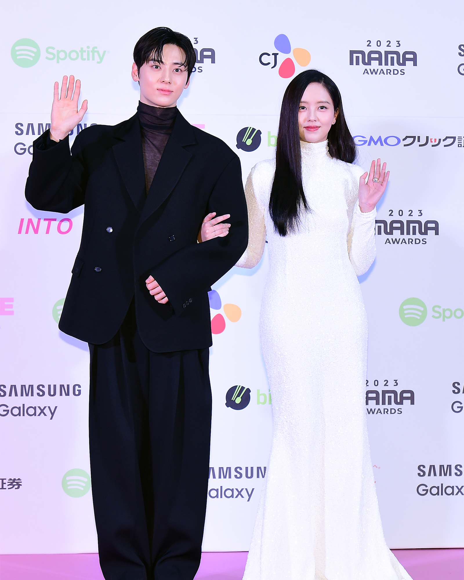 Cặp đôi phim My Lovely Liar - Kim So Hyun và Hwang Min Hyun xuất hiện cùng nhau tại thảm đỏ lễ trao giải.